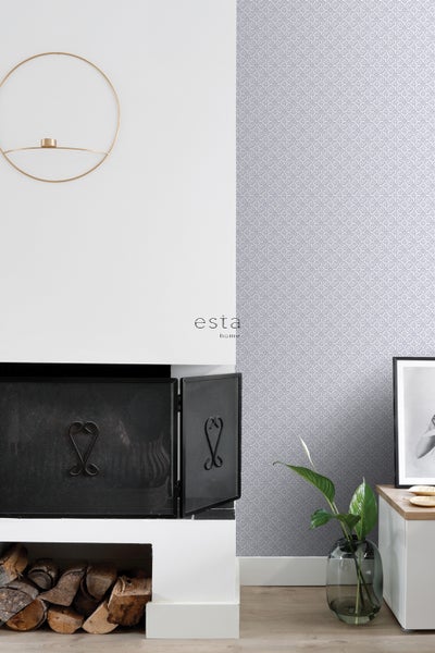 Szene mit Kamin, Brennholz, Wandleuchte, Blumenvase und gemusterter Tapete