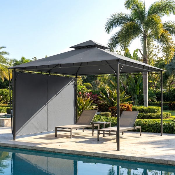 Rechteckiger grauer Gartenpavillon mit Seitenwand und zwei Sonnenliegen auf einer Terrasse am Pool in einem tropischen Garten.