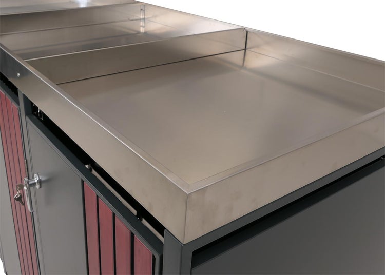 Detailansicht eines Verkaufstisches mit Edelstahloberfläche und abschließbarem Schrank