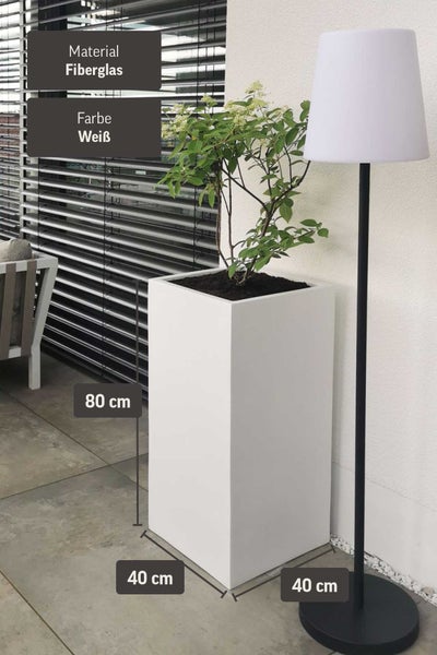Quadratischer Pflanzkübel aus Fiberglas in Weiß, Maße 40 mal 40 mal 80 Zentimeter, auf einer Terrasse neben einer schwarzen Stehlampe.