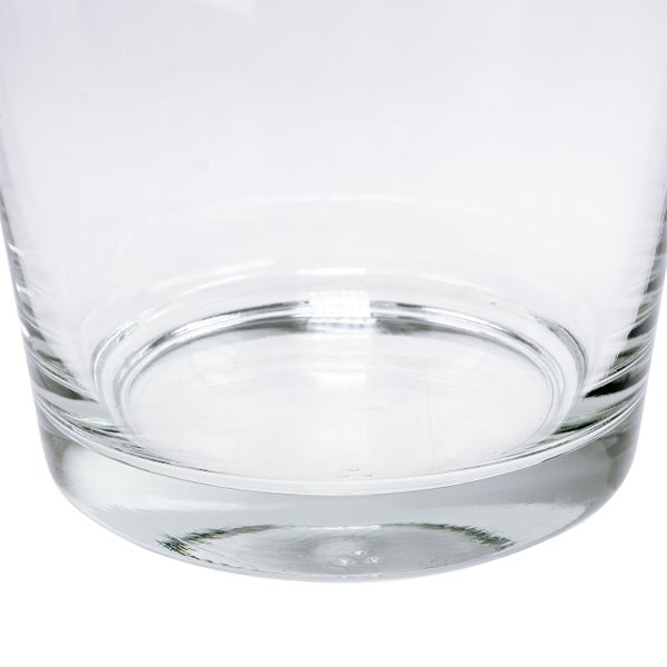 Detailansicht des dicken Bodens eines transparenten Glasgefäßes.