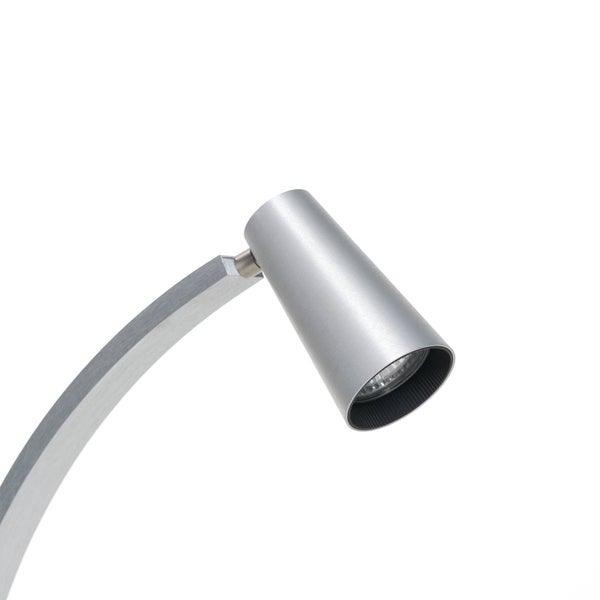 Zylindrischer Strahlerkopf einer silbernen Stehleuchte aus mattem Metall an einem gebogenen Arm.