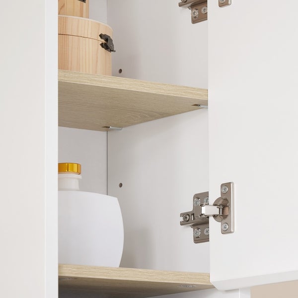 Innenansicht eines Badezimmerschranks mit Einlegeböden und Türscharnieren