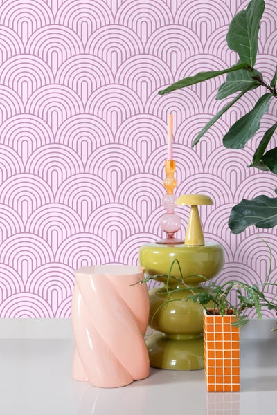 Dekorative Szene mit Mustertapete, Beistelltisch und Zimmerpflanzen für Wohnraumgestaltung.