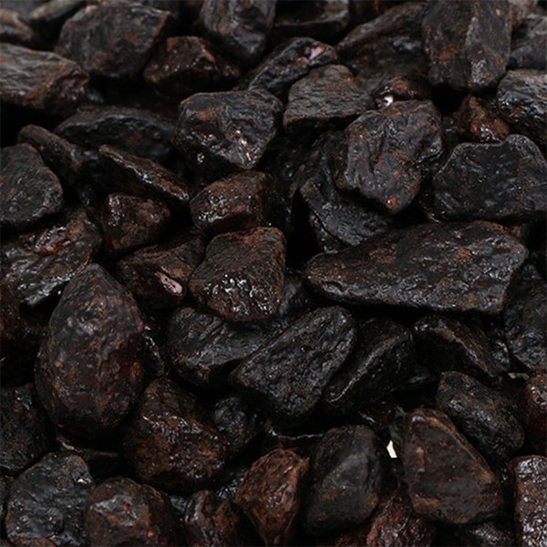 Dunkler Zierkies aus Naturstein für die Gartengestaltung.