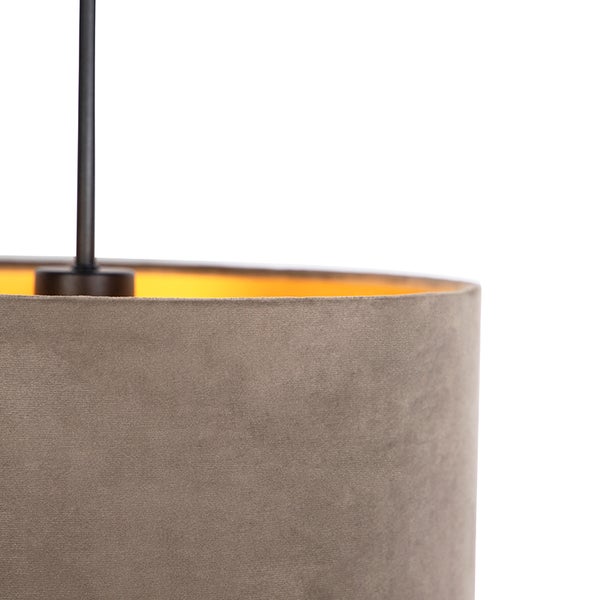 Detailansicht einer Pendelleuchte mit taupefarbenem Samtschirm und goldener Innenseite.