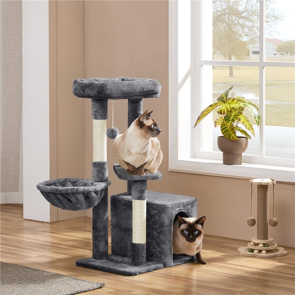 Grauer Kratzbaum mit zwei Katzen, Kratzstamm und Katzenhaus in einem hellen Raum