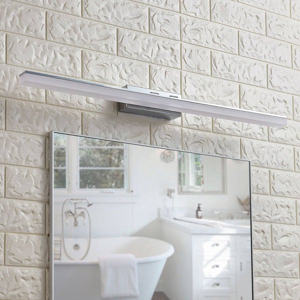 Moderne, schlanke LED-Badspiegelleuchte in Chromoptik, montiert über einem rechteckigen Spiegel an einer strukturierten Wand.