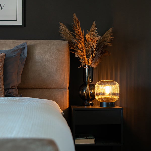 Schlafzimmer Szene mit Bett, Nachttisch, Tischlampe und Dekoration