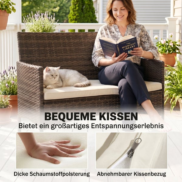 Frau liest auf einer Polyrattan-Gartenbank mit Katze. Detailansichten von dicker Schaumstoffpolsterung und abnehmbarem Kissenbezug mit Reißverschluss.