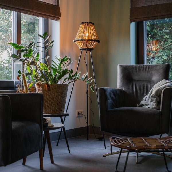 Wohnzimmer mit Sessel, Tisch und Stehlampe aus Rattan
