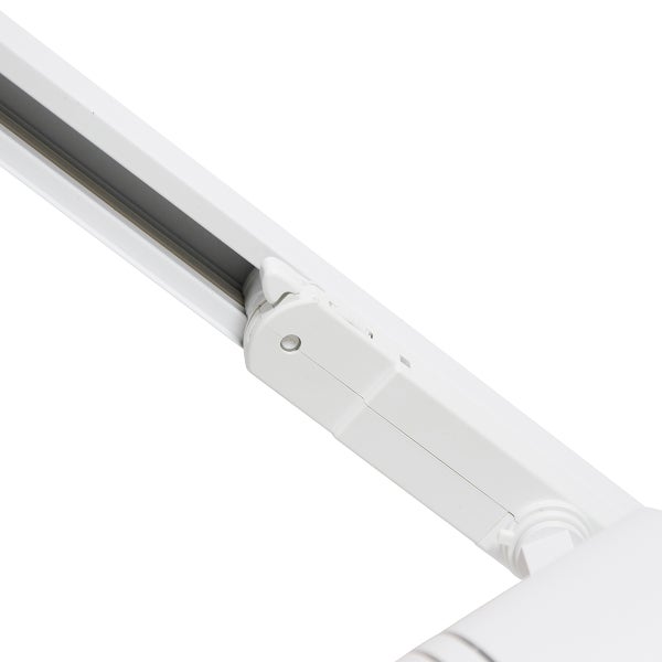 Nahaufnahme eines weißen Stromschienenadapters für ein Schienensystem, montiert in einer weißen Stromschiene.