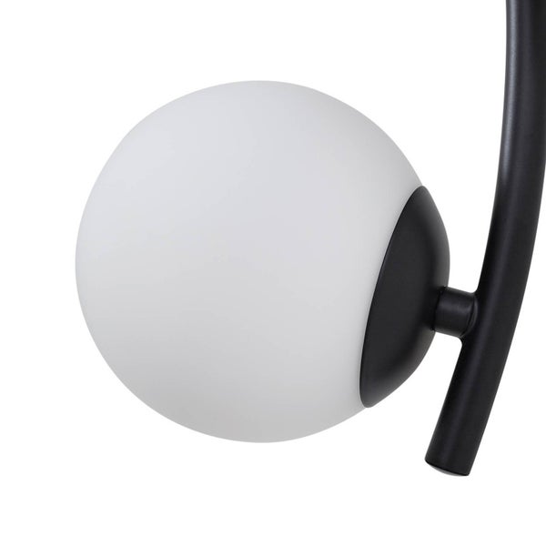 Detailaufnahme einer Lampe mit kugelförmigem Lampenschirm