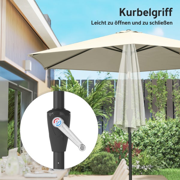 Solarbetriebener Ampelschirm mit 32 LED-Chips, Solarpanel und Ein-Ausschalter über einer modernen Gartenlounge bei Nacht.