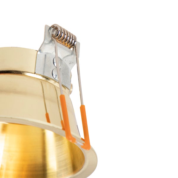 Detailansicht der Montagefeder eines Einbaustrahlers mit goldfarbenem Gehäuse.