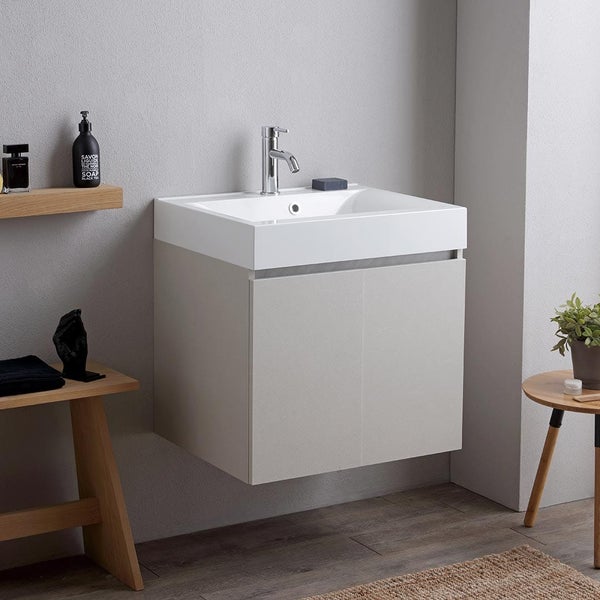 Modernes Badezimmer mit Waschbeckenunterschrank, Armatur und Dekoration