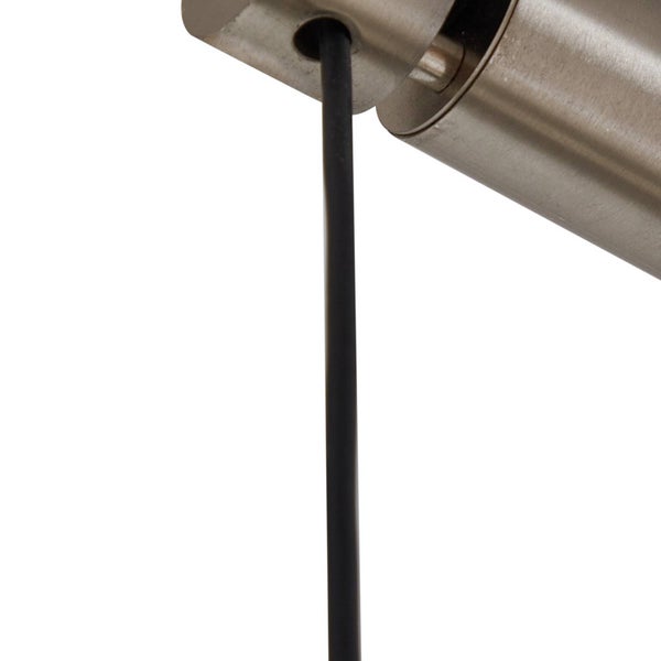 Detailaufnahme eines Stahlseils an einem Metallgehäuse für eine Lampe