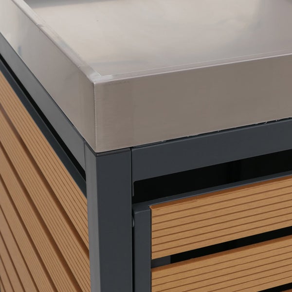 Nahaufnahme eines Outdoor-Schranks mit Edelstahlarbeitsplatte, grauem Metallgestell und Lamellen in Holzoptik.