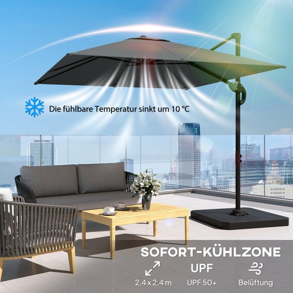 Grauer Ampelschirm über einer Sitzgruppe aus Rattan auf einer Holzterrasse im Garten vor einem Einfamilienhaus.