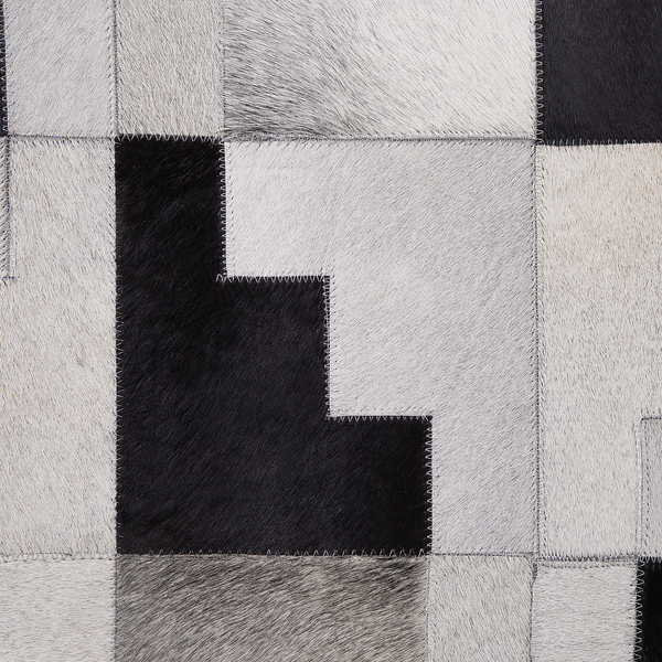 Patchwork-Teppich aus Kuhfellstücken mit sichtbaren Ziernähten.