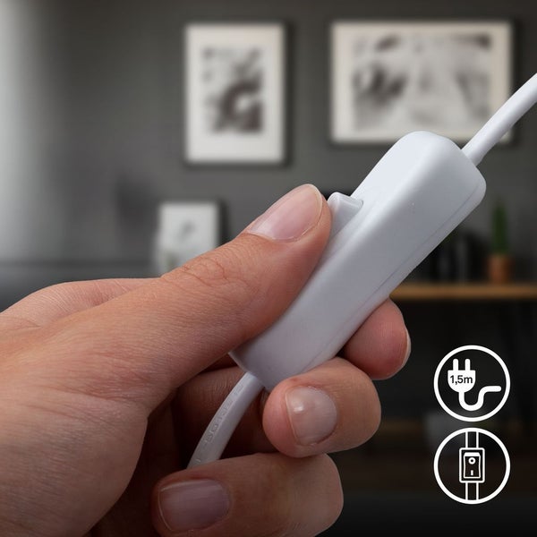 Hand bedient einen Schnurzwischenschalter mit 1,5 Meter Kabellänge und integriertem Schalter.