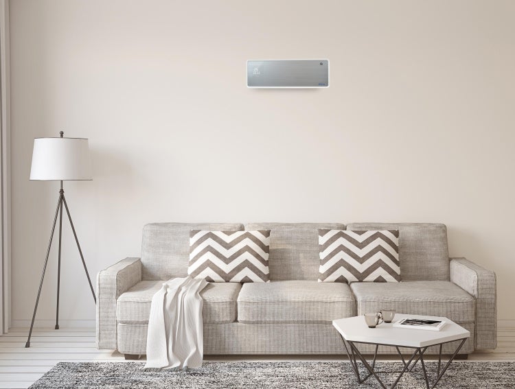 Wohnzimmer mit Klimaanlage, Sofa, Lampe und Tisch