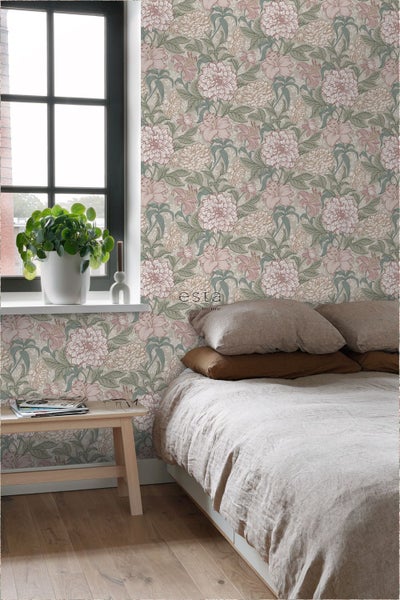 Helles Schlafzimmer mit floraler Tapete, Bett mit Leinenbettwäsche, Beistelltisch aus Holz und Fenster mit einer Zimmerpflanze. ESTA home Logo.