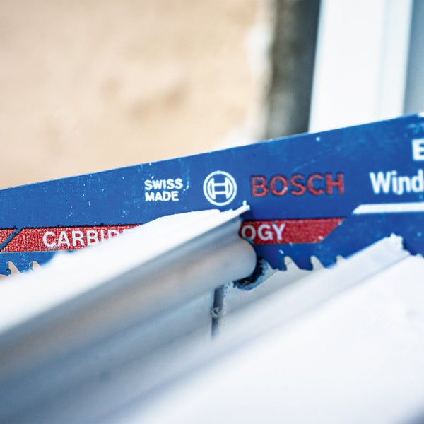 Nahaufnahme eines Bosch Sägeblatts zum Schneiden eines Werkstücks