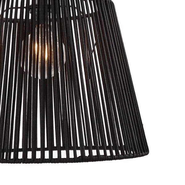 Detailansicht eines konischen Lampenschirms aus schwarzer Kordel mit leuchtendem Leuchtmittel.