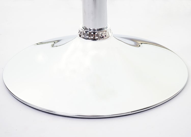 Detailaufnahme des Fußes eines Barhockers aus Metall