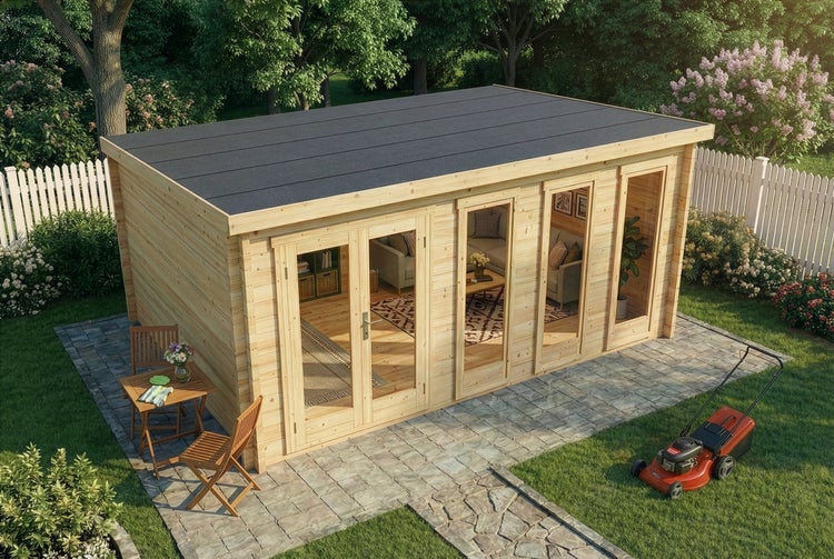 Modernes Gartenhaus aus Holz mit Flachdach, großen Glasfronten und Doppeltür auf einer Steinterrasse in einem hellen, organisierten Garten.