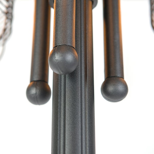 Detail eines schwarzen Metallgestells mit abgerundeten Endkappen.