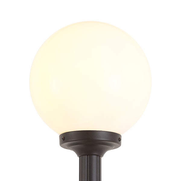 Kugelleuchte für den Außenbereich mit weißem, rundem Leuchtenschirm und schwarzer Halterung.