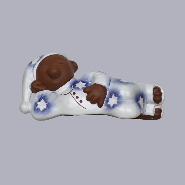 Keramikfigur schlafendes Sandmännchen mit Schlafmütze und Sternenmuster.