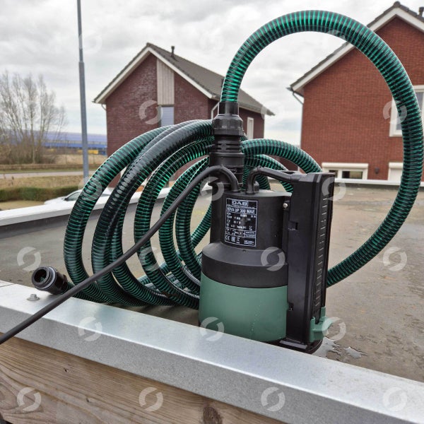 Tauchpumpe mit Schlauch auf Dach