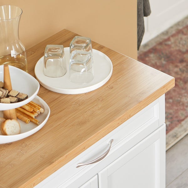 Küchenschrank mit Bambusplatte und Snacks