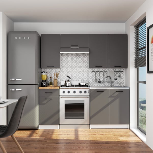 Küchenzeile mit Schränken, Spüle, Herd, Dunstabzugshaube und Kühlschrank der Marke Smeg