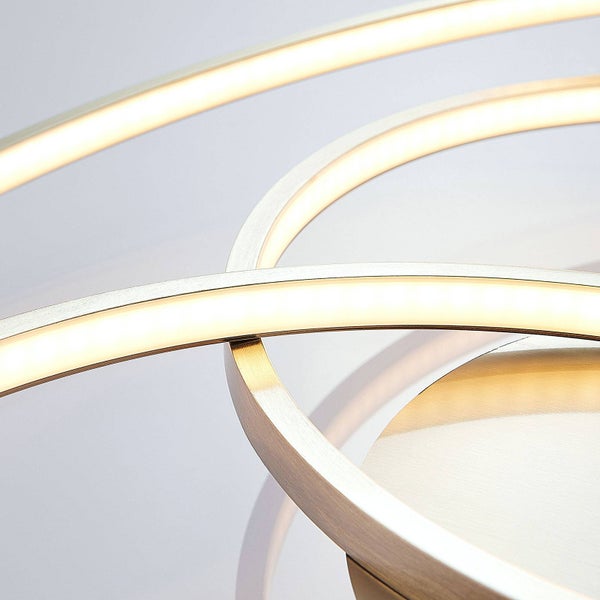 Nahaufnahme einer LED-Deckenleuchte aus gebürstetem Metall mit warmweißem Lichtband in Ringform.