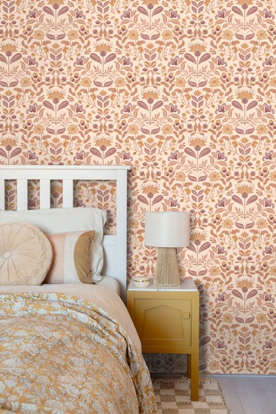 Schlafzimmer mit Blumenmustertapete, Bett und Nachttischlampe