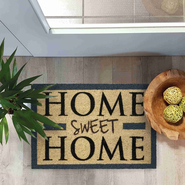 Fußmatte mit der Aufschrift Home Sweet Home, Dekoration und Pflanze