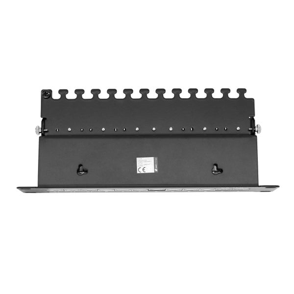 Schwarzes Patchpanel aus Metall zur Wandmontage mit integrierter Kabelführung.