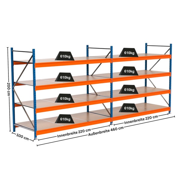 Ein blaues und oranges Schwerlastregal mit vier Regalebenen, das mit Gewichten von jeweils 610 Kilogramm belastet ist.