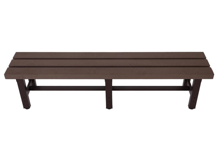 Braune Gartenbank ohne Rückenlehne mit drei Sitzlatten und einem Metallgestell mit drei Standfüßen.