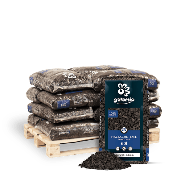 Galamio Hackschnitzel aus 100 Prozent Waldkiefer, schwarz, Körnung 5 bis 60 Millimeter, 60 Liter Säcke auf einer Palette.