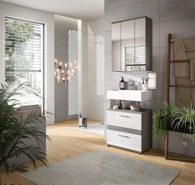 Modernes Badezimmermöbel-Set mit grau-weißem Waschtischunterschrank, zwei Schubladen, weißem Waschbecken und dreitürigem Spiegelschrank.