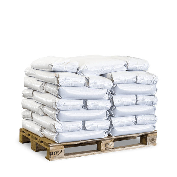Stapel weißer Säcke auf einer Europalette aus Holz.