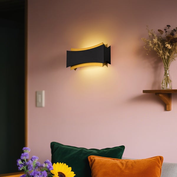 Moderne Wandleuchte im Wohnzimmer mit Blumenarrangement