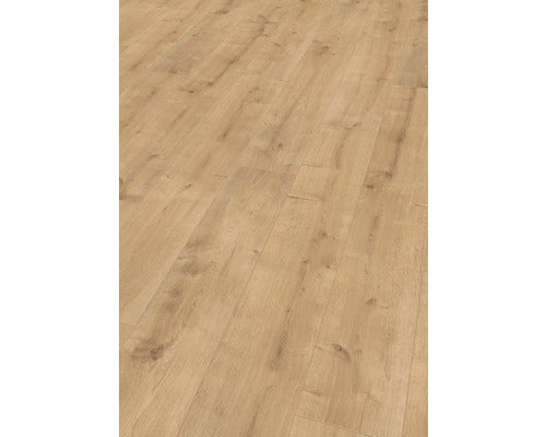 Verlegung von hellem Laminatboden in Holzoptik.