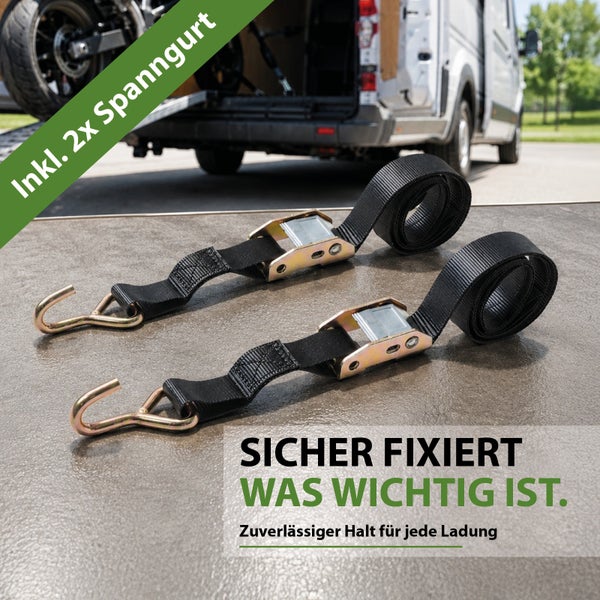 Zwei schwarze Spanngurte mit Metallhaken und Ratschen vor einem Lieferwagen.
