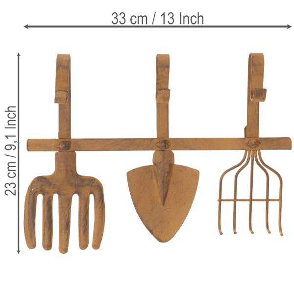 Dekorative Hakenleiste mit Gartenwerkzeug-Motiven aus Metall in Rostoptik, Maße 33 mal 23 Zentimeter.